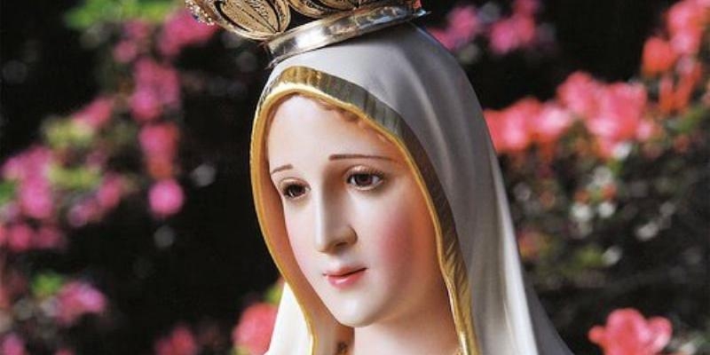 Nuestra Señora del Rosario de Fátima organiza una procesión con la imagen de la Virgen en su fiesta patronal