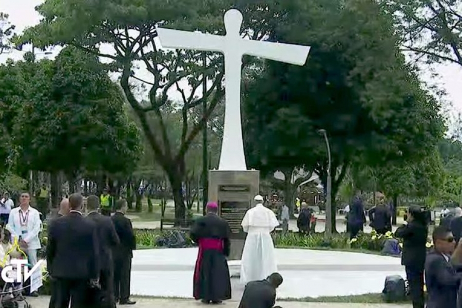 El Santo Padre reza en la Cruz de la Reconciliaci&oacute;n