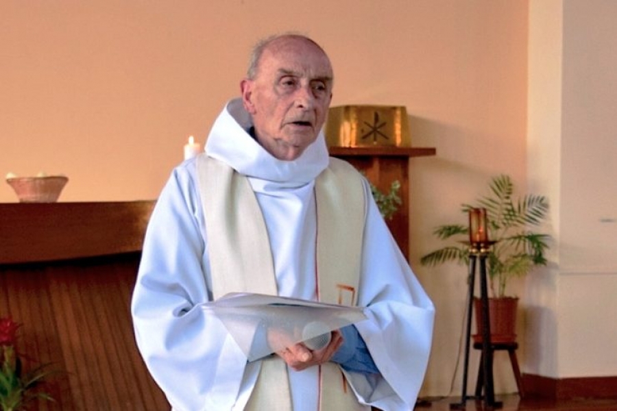 El im&aacute;n de Normandia llora el asesinato de su amigo el cura