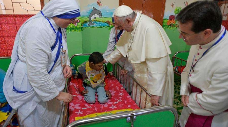 La conmovedora visita del Papa a enfermos de la casa Madre Teresa en Bangladesh