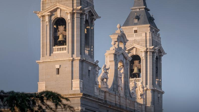 Homenaje de los gallegos al pueblo de Madrid: 25 a&ntilde;os sonando las campanas en la catedral de la Almudena