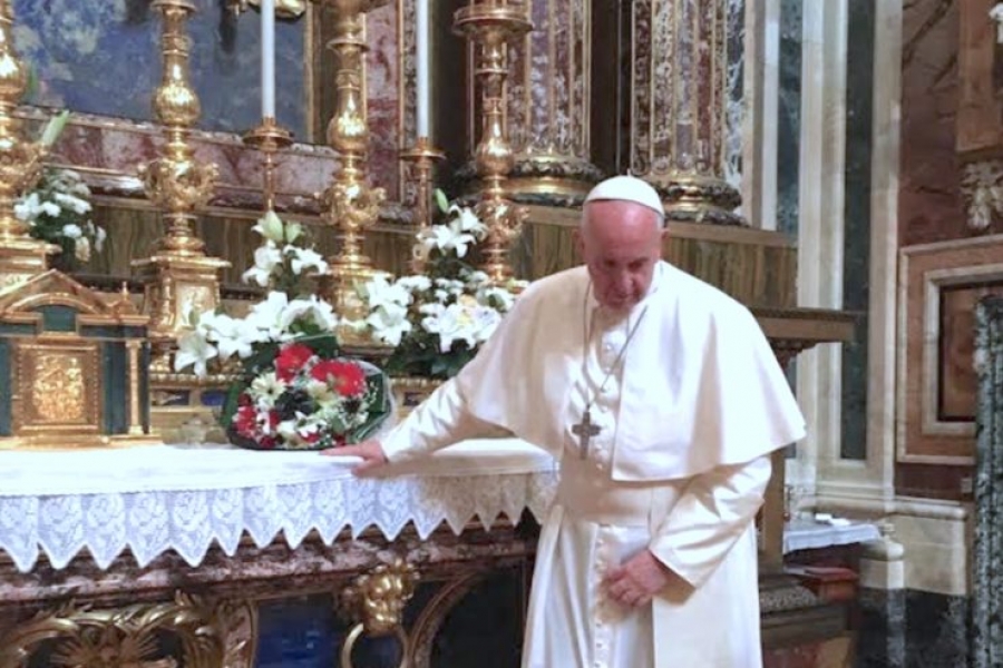 El Santo Padre reza en Santa Mar&iacute;a la Mayor encomendando su viaje a Egipto