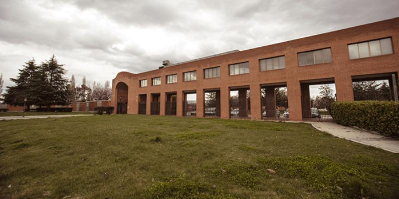 El cardenal Jos&eacute; Cobo preside una misa en la capilla del Cementerio Sur-Carabanchel