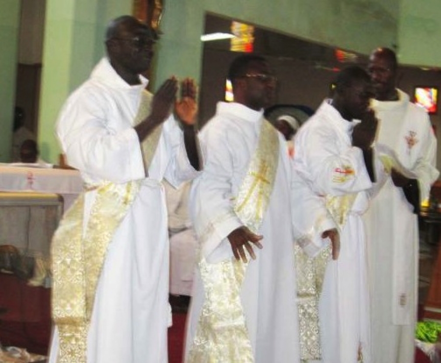 20 nuevos novicios reciben la "gandura" en Burkina Faso