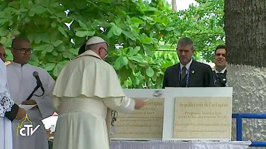El Papa bendice primera piedra de casas para sin techo de la obra Talitha Qum