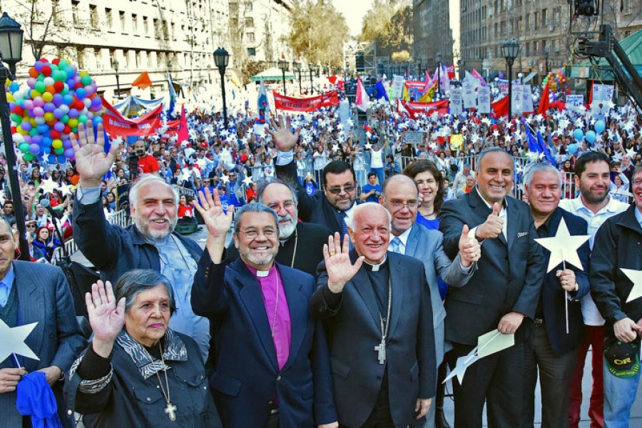 Chile: entregan al gobierno 600 mil firmas pidiendo &laquo;apoyo a la vida&raquo;