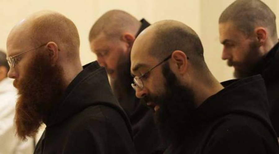 Monjes sorprenden con idea &laquo;refrescante&raquo; para recaudar fondos y reconstruir monasterio