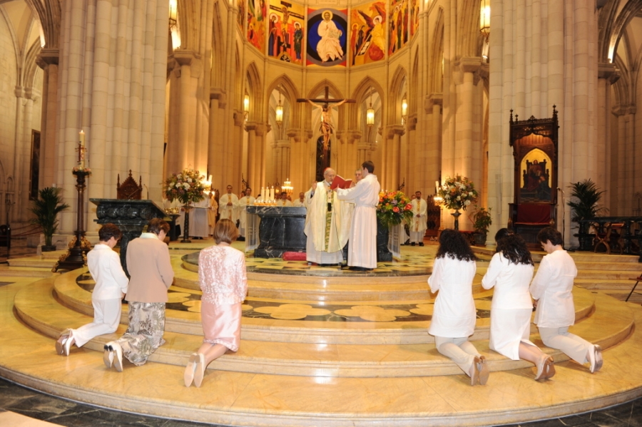 Consagraci&oacute;n de v&iacute;rgenes en la catedral de la Almudena