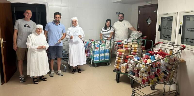 La acci&oacute;n social de la Hermandad de Jes&uacute;s el Pobre entrega m&aacute;s de 400 kilos de alimentos a las Hermanitas de los Pobres de Los Molinos