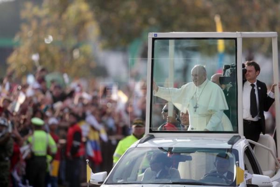 Miles de personas saludan al Papa en el trayecto hasta la Nunciatura