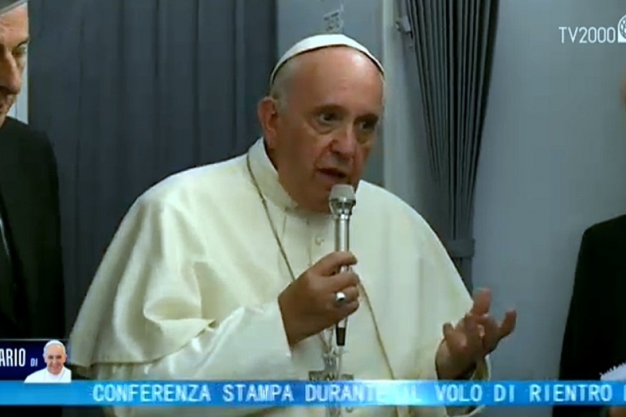 Francisco en el avi&oacute;n: &laquo;Nunca he firmado la gracia&raquo; a un cura pedofilo