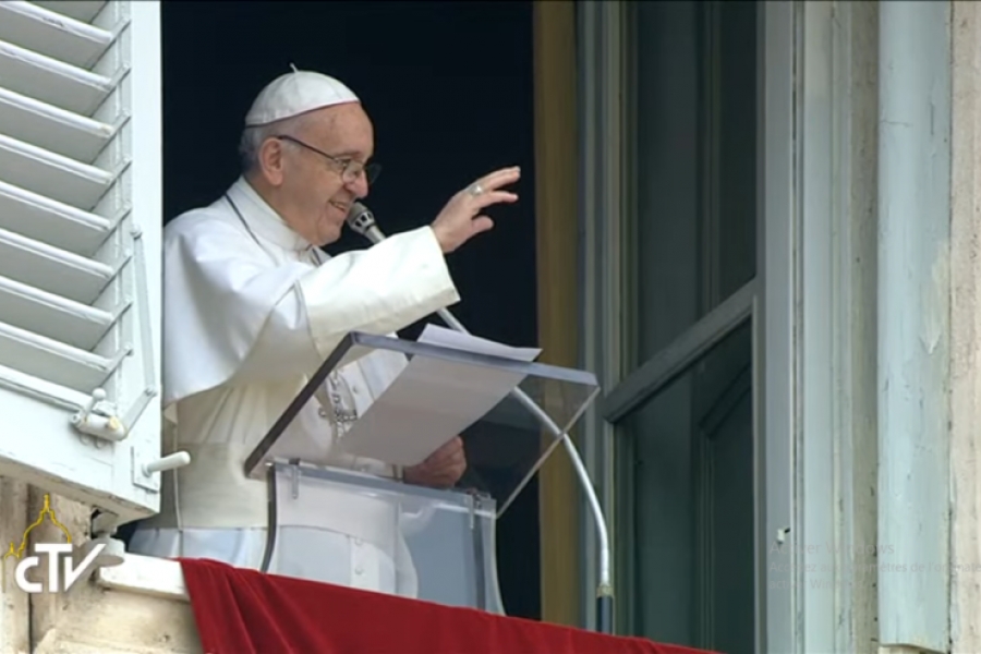 El Papa en el &aacute;ngelus da las gracias a los milaneses por la acogida con &laquo;el coraz&oacute;n en la mano&raquo;