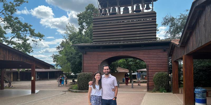 Antonio y Julia, de la luna de miel reci&eacute;n casados a viajar a Taiz&eacute; con 180 j&oacute;venes: &laquo;Es muy bonito vivirlo como matrimonio&raquo;
