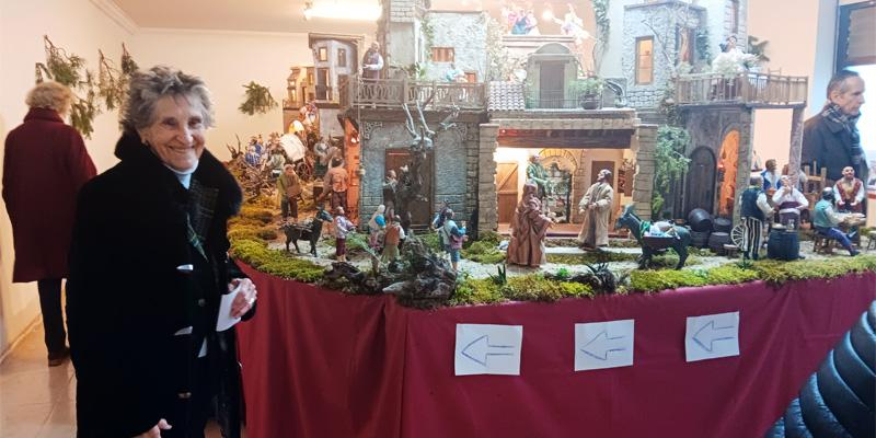 Pilar Tobar, 91 a&ntilde;os, sigue montando el bel&eacute;n napolitano de las carmelitas descalzas con el deseo de que la gente se lleve &laquo;el recuerdo de un bel&eacute;n maravilloso&raquo;