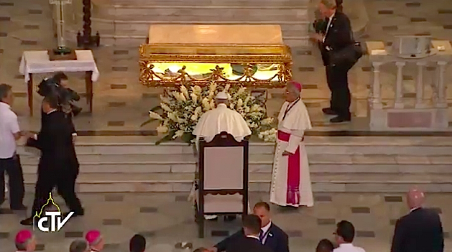 Francisco reza ante las reliquias de san Pedro Claver