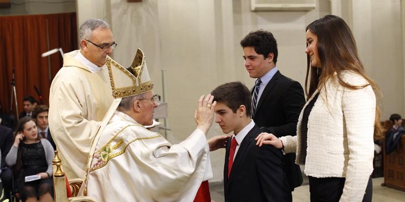 El arzobispo de Madrid imparte el sacramento de la Confirmación en el colegio Nuestra Señora de Loreto