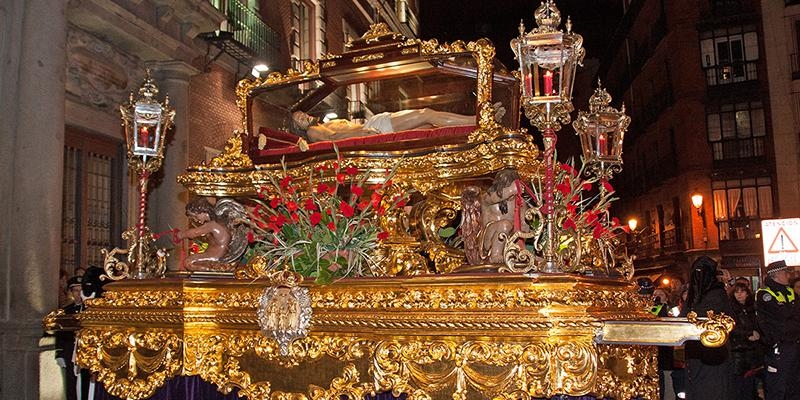El Santo Entierro procesiona el Viernes Santo acompa&ntilde;ando al Lignum Crucis