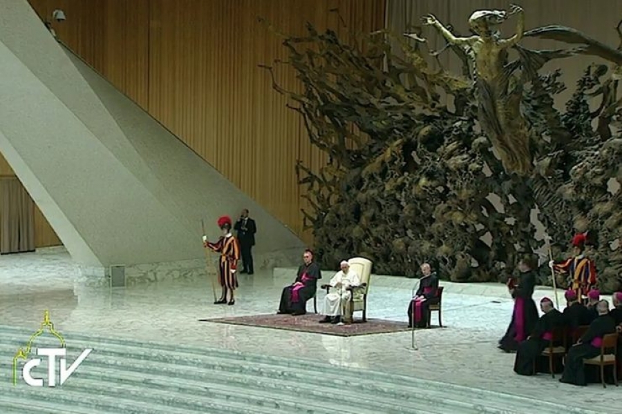 El Santo Padre recuerda que vivos y difuntos &laquo;estamos en comuni&oacute;n&raquo;