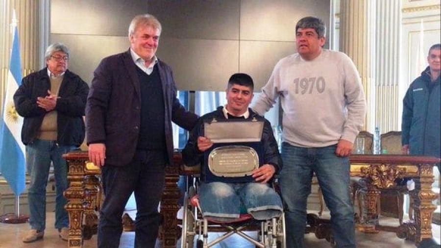 El Papa llama a basurero argentino que perdi&oacute; las dos piernas en accidente