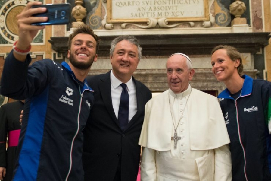 Francisco a los atletas de nataci&oacute;n: transmitir valores 's&oacute;lidos' en una sociedad 'l&iacute;quida'
