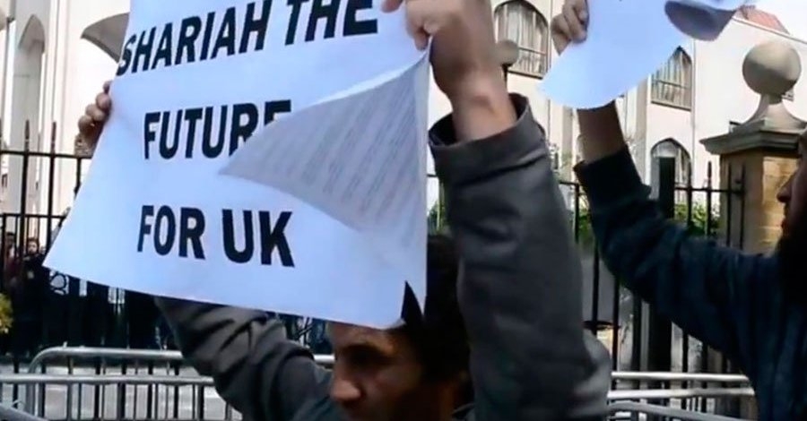 Arabia Saudita usa dinero del petr&oacute;leo para difundir islam radical, alerta sacerdote